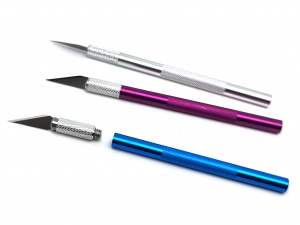 Нож моделировочный с цветной ручкой